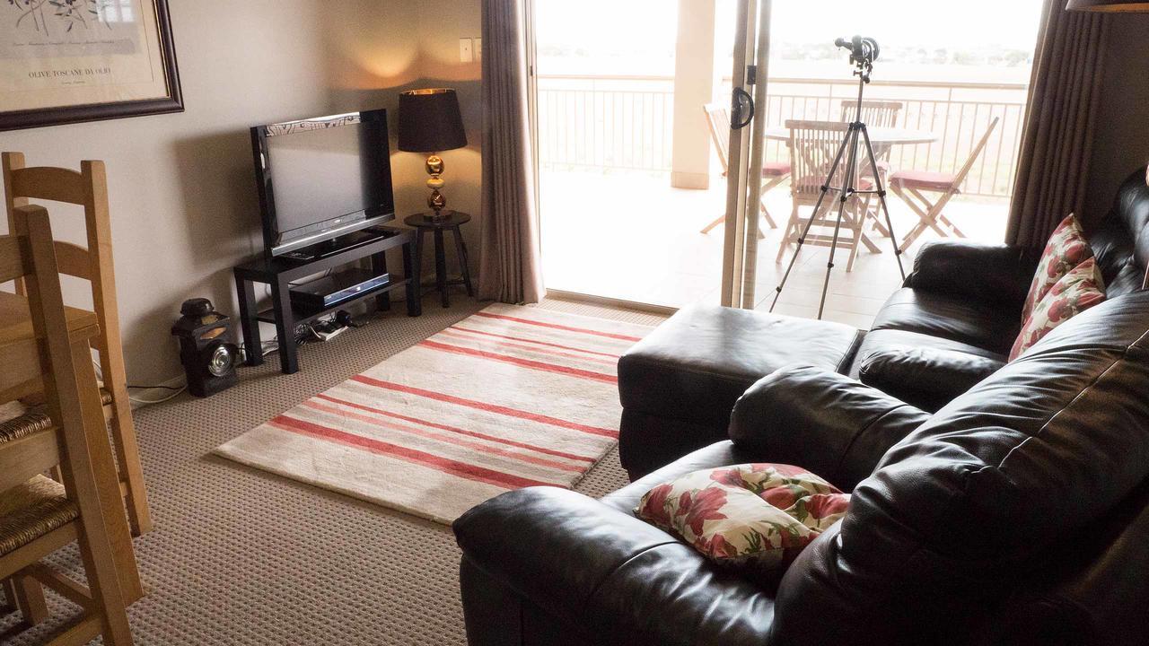 Rezare House Bed & Breakfast 왈라루 외부 사진