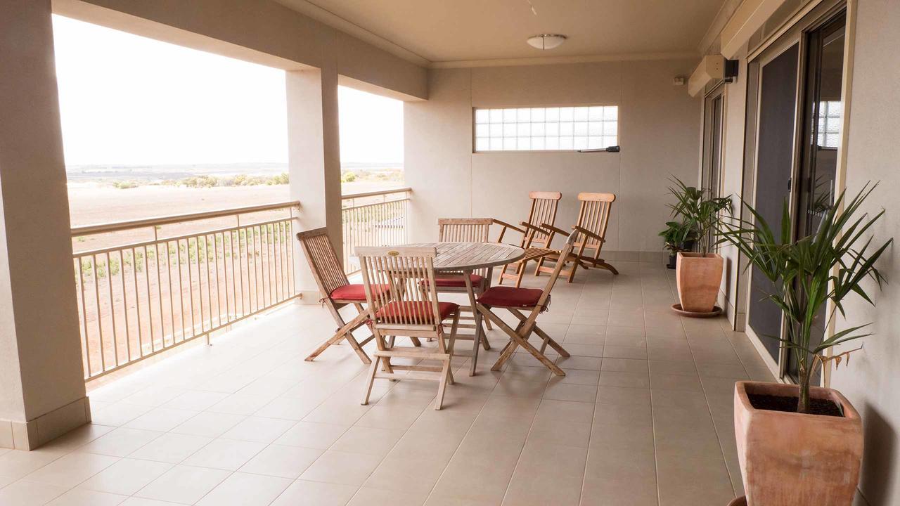 Rezare House Bed & Breakfast 왈라루 외부 사진