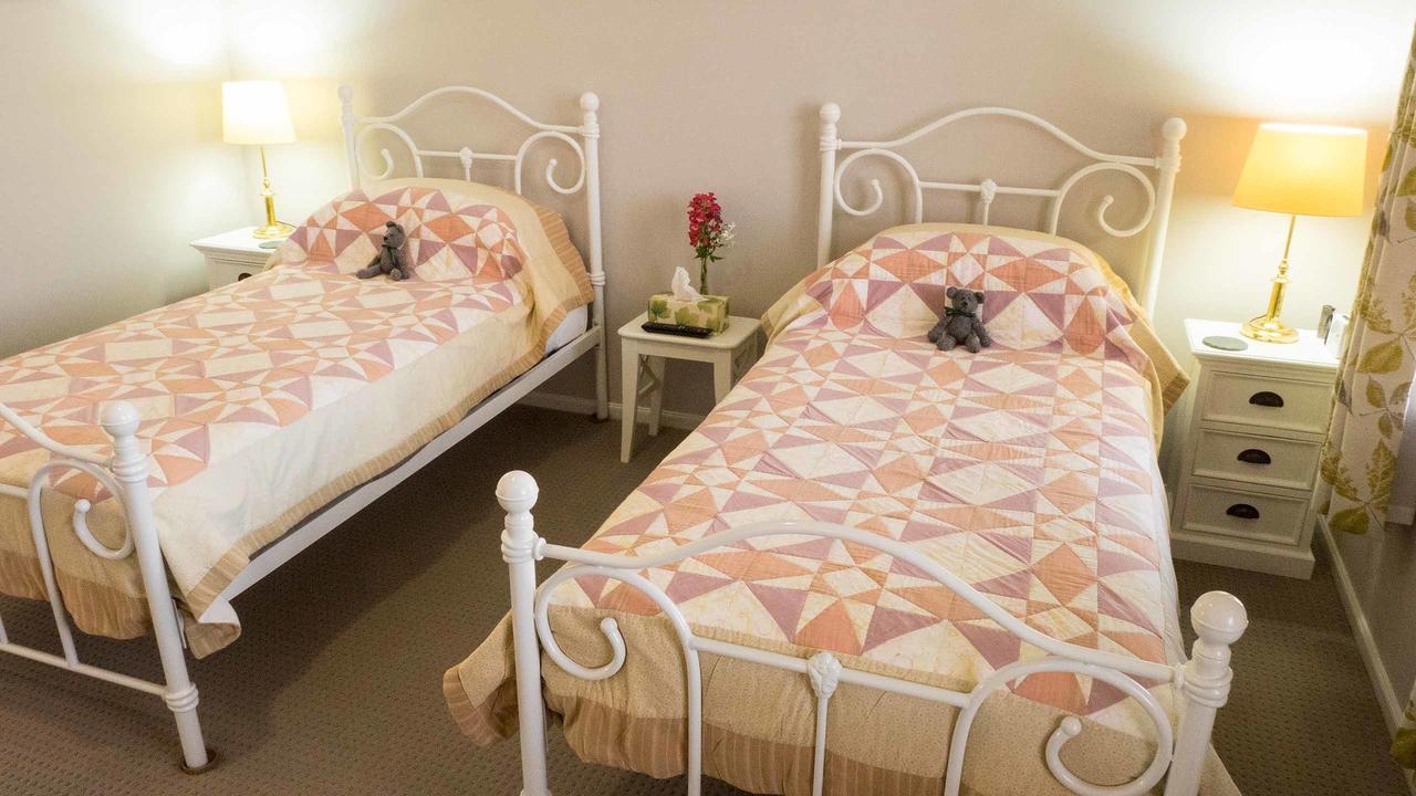 Rezare House Bed & Breakfast 왈라루 외부 사진